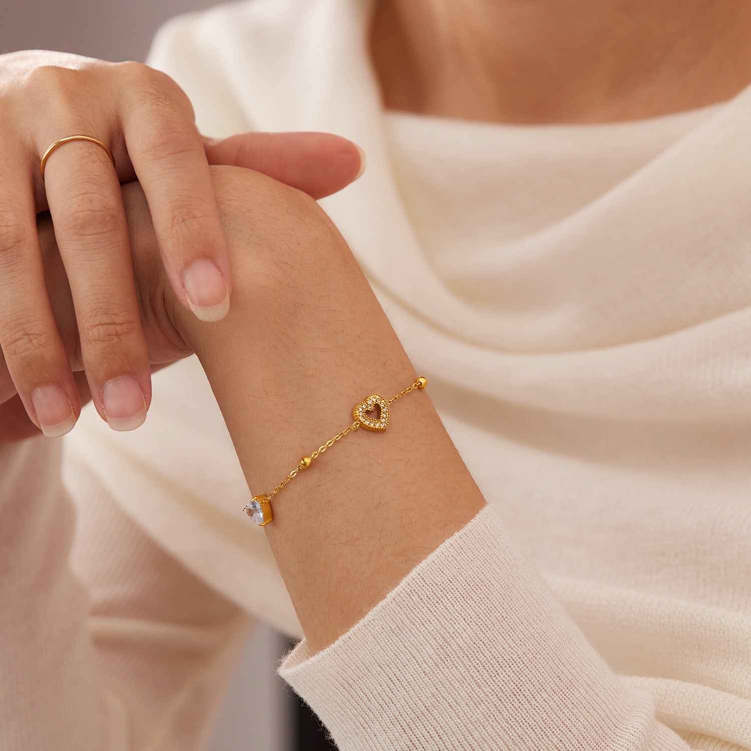 Darzeenᵀᴹ Gold Heart Bracelet – Stainless Steel, Cubic Zirconia | سوار قلب ذهبي – ستانلس ستيل مرصع