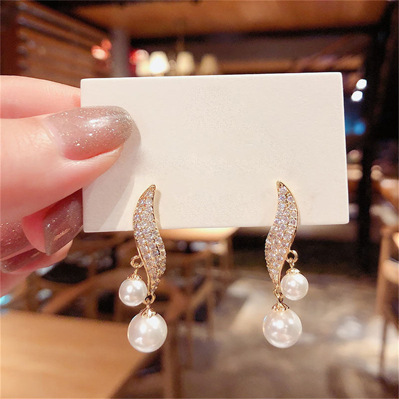 Darzeenᵀᴹ Pearl Drop Rhinestone Earrings | أقراط لؤلؤ متدلية مرصعة